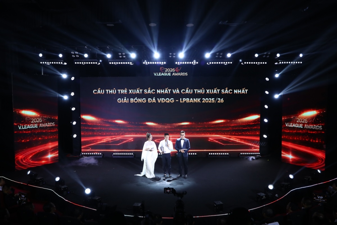 Quang Hải nói gì khi được vinh danh là cầu thủ xuất sắc nhất V-League 2025/2026?